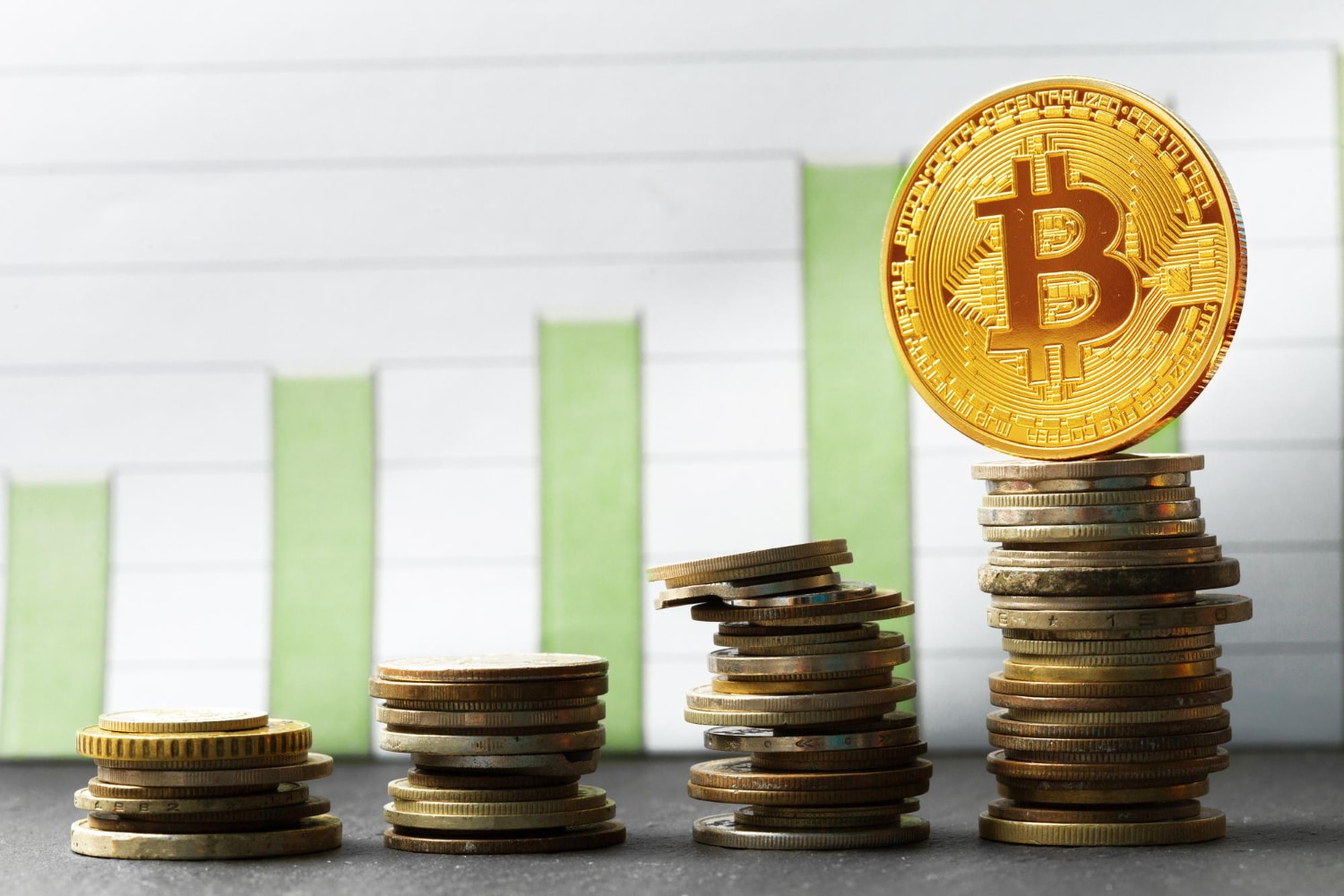 Le bitcoin dépasse 65.000 dollars et s’approche de son record historique